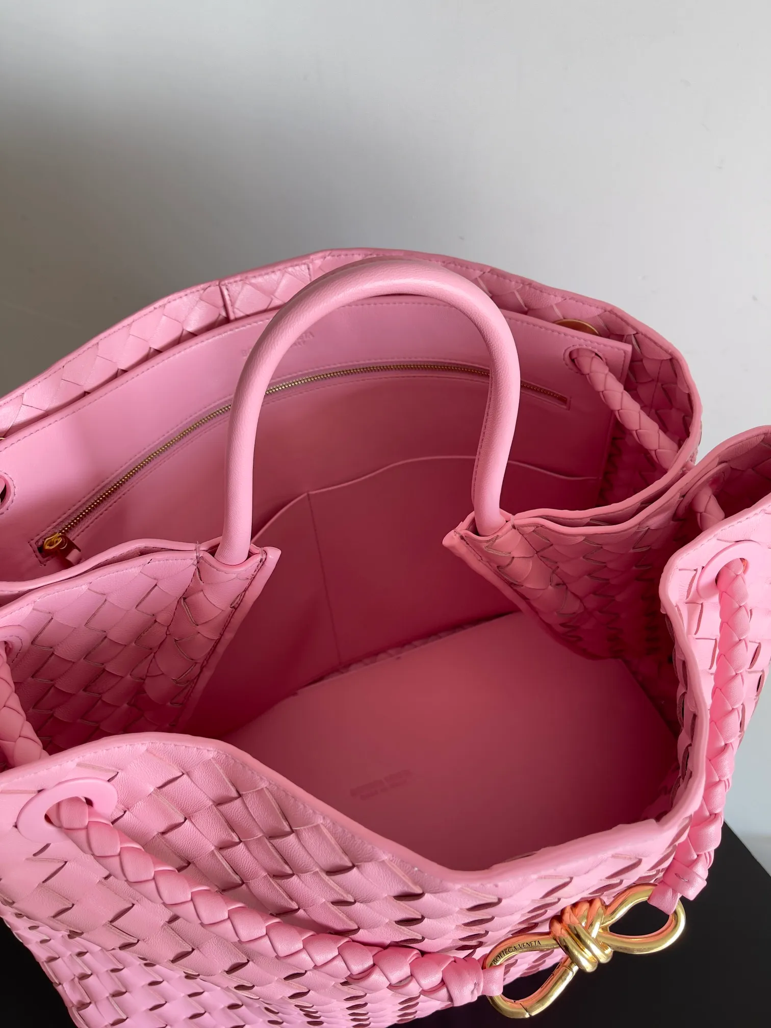 Batch 3760 Recently, the same style of bag that celebrities love is both high-end and practical. Michelle Yeoh, Kim Namjoon, Jing Boran, Tong Liya, Sun Qian, Wu Qianyu, Du Juan, Ma Yili and Bai Baihe are all carrying Bottega Veneta summer series Andiamo handbags. Andiamo has a simple structure and rounded lines. The whole piece is made of Nappa leather. It is comfortable, soft and dynamic. It adds interest to daily life and can be easily matched with various styles. Andiamo handbags are available in three sizes: small, medium and large. There are many colors to choose from, which can meet different needs. You can really carry it whether it is daily or attending events. Style number: 743575 Size: 45*22*34 including handle height 44cm